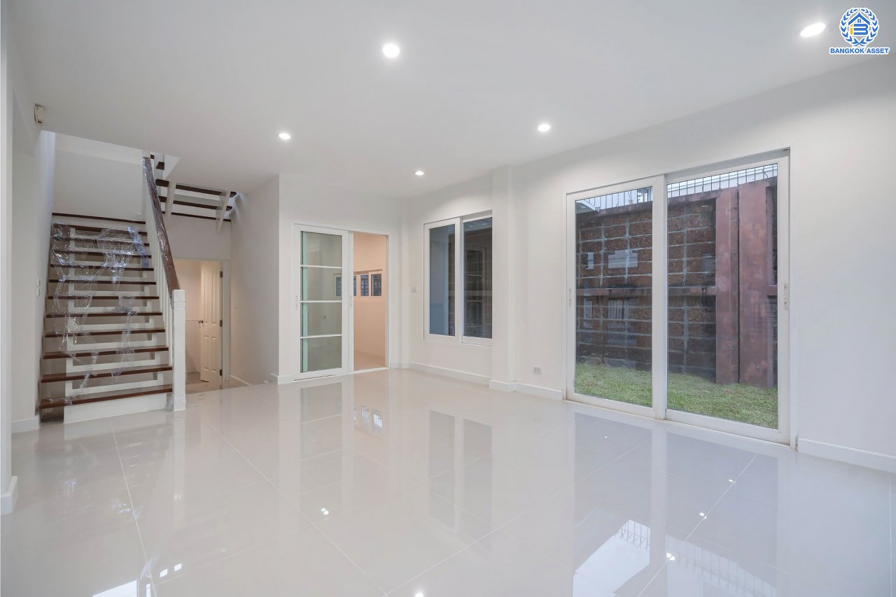 บ้านมือสองตกแต่งใหม่ โครงการ คาซ่าวิลล์ ราชพฤกษ์-รัตนาธิเบศร์2 แบรนด์ Q.House ต่อเติมครบพร้อมเข้าอยู่ เนื้อที่ 53.2 ตร.ว. ฟังก์ชันจัดเต็ม 3 ห้องนอน 3 ห้องน้ำ จอดรถได้ 2 คัน บนทำเลศักยภาพ ติดถนนราชพฤกษ์ และเพียง 10 นาทีถึงรถไฟฟ้า "สถานีบางรักน้อยท่าอิฐ"